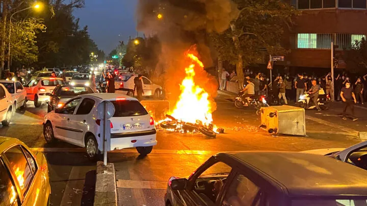 الرئيس الإيراني يتهم الولايات المتحدة وإسرائيل بإثارة الشغب وسط احتجاجات واسعة